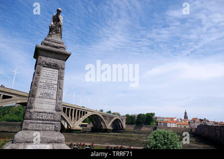 Monument aux braves hommes et femmes qui sont tombés dans les deux guerres mondiales, érigée par les habitants de Tweedmouth. Situé sur les rives de la rivière Tweed Banque D'Images