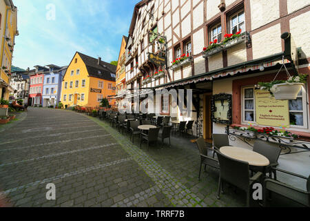 Rues et maisons peintes dans la magnifique vieille ville de Bernkastel Kues sur la Moselle à l'Allemagne. Banque D'Images