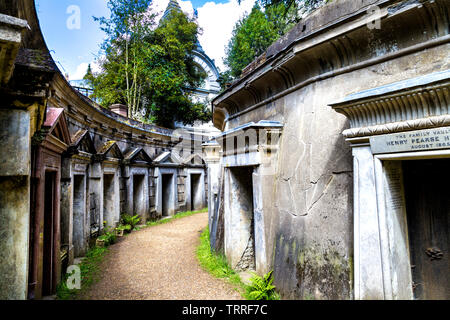 Style classique et égyptienne rangée de tombes dans le cercle du Liban à l'ouest de Highgate Cemetery, Londres, UK Banque D'Images