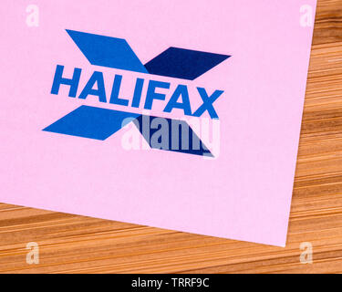 Londres, Royaume-Uni - 11 juin 2019 : un close-up de la banque Halifax, le logo représenté sur une brochure d'information. Banque D'Images