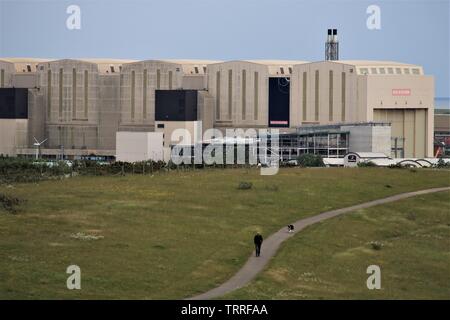 Barrow in Furness, Cumbria, Royaume-Uni. 11 juin 2019. Météo britannique. La pluie et le ciel gris de de Barrow in Furness, Cumbria. Vue vers le destroyer de BAE SYSTEMS, le Devonshire Dock Hall qui domine la ville de Barrow. :Crédit/Alamy greenburn Live News. Banque D'Images