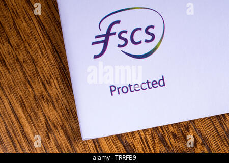 Londres, Royaume-Uni - 11 juin 2019 : un gros plan de la FSC - Financial Services Compensation Scheme logo, représenté sur une brochure d'information. Banque D'Images