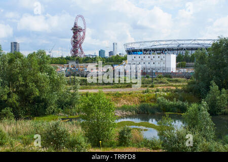 Nouvelle construction à proximité de la London Stadium dans le Parc olympique de Londres, avec en premier plan des marais Banque D'Images