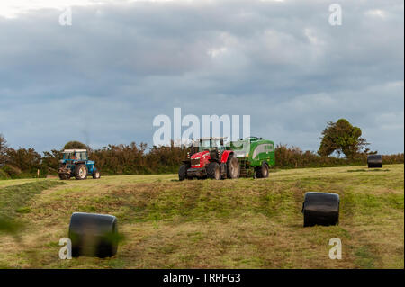 Ballydehob, West Cork, Irlande. 11 Juin, 2019. John O'Driscoll ensilage sous caution des entrepreneurs pour un agriculteur local sur un doux soir de West Cork. Credit : Andy Gibson/Alamy Live News. Banque D'Images