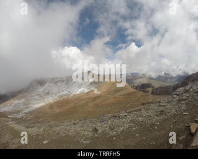 Chakaltaya est un sommet de la Cordillère des Andes de 5 421 m d'altitude situé en Bolivie. Banque D'Images