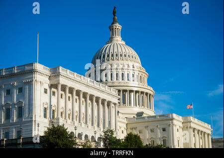 Ciel bleu magnifique vue sur le dôme de la Capitole en plein soleil d'après-midi à Washington DC, USA Banque D'Images