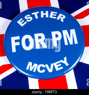 Londres, Royaume-Uni - 11 juin 2019 : un badge avec Esther McVey pour premier ministre, représenté sur le drapeau du Royaume-Uni. Esther McVey est l'un des candidats à Banque D'Images