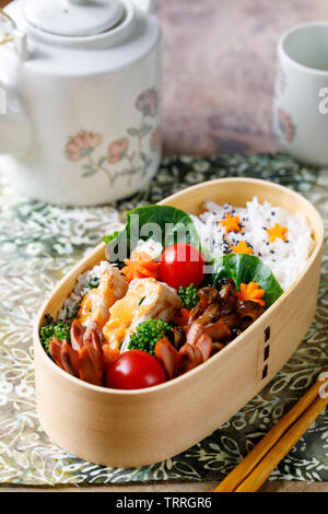 De style japonais, bento lunch box avec poulet, riz et légumes Banque D'Images