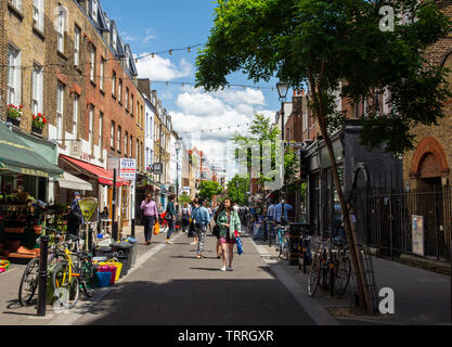 Londres, Angleterre, Royaume-Uni - juin 3, 2019 : Les piétons toutes boutiques et restaurants sur Exmouth Market à Londres. Banque D'Images