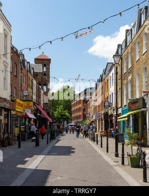 Londres, Angleterre, Royaume-Uni - juin 3, 2019 : Les piétons toutes boutiques et restaurants sur Exmouth Market à Londres. Banque D'Images