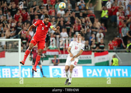 Budapest, Hongrie. 11 Juin, 2019. Ashley Williams de galles (l) saute pour un en-tête. Hongrie v Pays de Galles, l'UEFA Euro 2020, groupe E match qualificatif à l'Aréna de Groupama à Budapest, Hongrie le mardi 11 juin 2019. Cette image ne peut être utilisé qu'à des fins rédactionnelles. Utilisez uniquement rédactionnel, pic de Gareth John/Andrew Orchard la photographie de sport/Alamy live news Crédit : Andrew Orchard la photographie de sport/Alamy Live News Banque D'Images