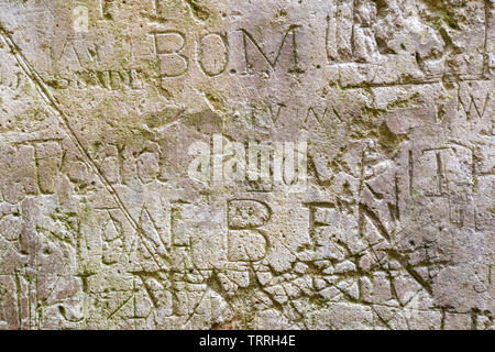 Les noms rayés dans un mur de plâtre, d'il y a des siècles, Brougham Castle, Penrith, Cumbria UK Banque D'Images