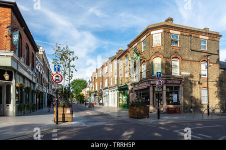 Londres, Angleterre, Royaume-Uni - juin 1, 2019 : Les piétons boutiques parcourir sur la route d'Orford dans le quartier de Walthamstow Village dans l'Est de Londres. Banque D'Images