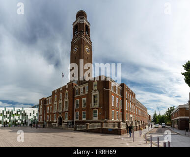 Londres, Angleterre, Royaume-Uni - juin 1, 2019 : le soleil brille sur le 20e siècle en brique Barking Town Hall, siège du London Borough of Barking and Dagenham Conseil Banque D'Images