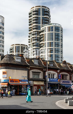 Londres, Angleterre, Royaume-Uni - juin 1, 2019 : Les piétons près de boutiques indépendantes sur Station Parade dans le centre-ville de Barking, avec la nouvelle construction d'appartements de grande hauteur Banque D'Images