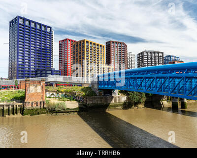 Londres, Angleterre, Royaume-Uni - juin 1, 2019 : le soleil brille sur nouveau construire des tours d'habitation dans le développement du logement Leamouth sur la rivière Bow Creek en Ca Banque D'Images