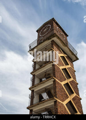 Londres, Angleterre, Royaume-Uni - juin 1, 2019 : le soleil brille sur le 20e siècle en brique tour de l'horloge de Chrisp Street Market dans l'Est de Londres. Banque D'Images