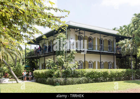 Les visiteurs et les touristes de partout dans le monde sur le deuxième étage balcon à la maison et Musée Ernest Hemingway à Key West, Floride, USA Banque D'Images