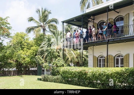 Les visiteurs et les touristes de partout dans le monde sur le deuxième étage balcon pendant une visite guidée à la maison et Musée Ernest Hemingway à Key West, Floride, USA Banque D'Images