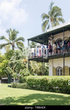 Une vue sur les visiteurs et les touristes de partout dans le monde se pressant dans le deuxième étage balcon à la maison et Musée Ernest Hemingway à Key West, Floride, USA Banque D'Images