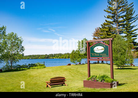 Une vue sur le lac et le spéculateur agréable parc public dans les Adirondacks, NY, USA Banque D'Images