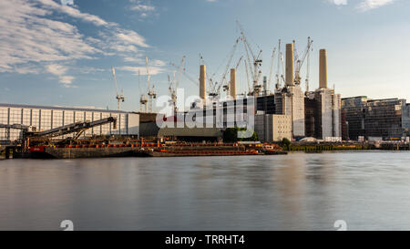 Londres, Angleterre, Royaume-Uni - Mai 28, 2019 : grues à tour entourent la Battersea Power Station au cours de la régénération de l'ère post-industrielle Nine Elms neighborho Banque D'Images