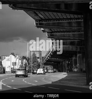 Londres, Angleterre, Royaume-Uni - 4 mai 2019 : les flux de trafic sur l'autoroute M4 dans le cadre de l'autopont à Brentford Chiswick, à l'ouest de Londres. Banque D'Images