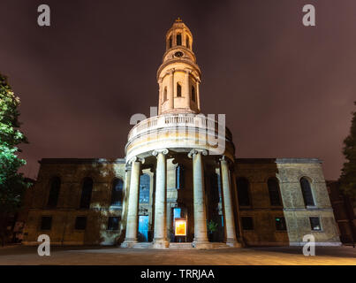 Londres, Angleterre, Royaume-Uni - Octobre 12, 2018 : La tour et la face sud de l'église St Mary est éclairé la nuit à Bryanston Square dans le Marylebone neighborho Banque D'Images