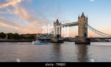 Londres, Angleterre, Royaume-Uni - 27 septembre 2018 : les nuages s'allumer sur l'emblématique de Londres Tower Bridge au coucher du soleil. Banque D'Images