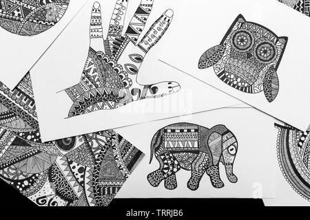 Manille, Philippines - 18 août, 2016 : Hand drawn doodle croquis noir et blanc, pages à colorier mandala Banque D'Images