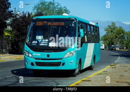 SANTIAGO, CHILI - Décembre 2015 : un nouveau bus pour le Transantiago système public est la finition c'est à vélo Banque D'Images