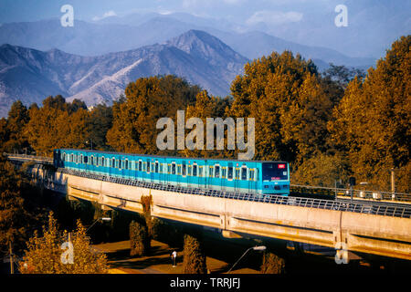 SANTIAGO, CHILI - Février 2016 : un train du métro de Santiago va dans la voie surélevée, à sa prochaine station. Banque D'Images