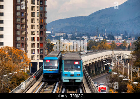 SANTIAGO, CHILI - AOÛT 2014 : Deux Trains Alstom sur le viaduc du métro de Santiago Banque D'Images