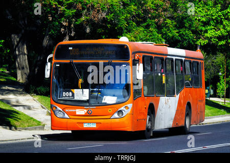 SANTIAGO, CHILI - Octobre 2014 : un bus transantiago en route pour son prochain arrêt Banque D'Images