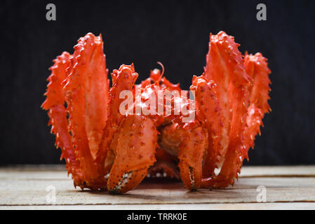 Le Crabe royal de fruits de mer cuits vapeur avec fond noir / rouge crabe de l'Alaska Hokkaido Banque D'Images