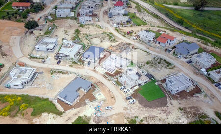 Nouvelles maisons de banlieue chantier de construction aux derniers stades de l'édifice, vue aérienne. Banque D'Images