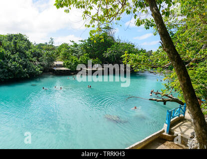 La natation de personnes dans la région de Blue Lagoon, une piscine turquoise scenic populaires trou près de Port Vila, l'île d'Efate, Vanuatu, Mélanésie Banque D'Images