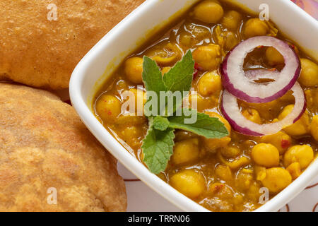 Chana Masala Puri avec cuisine indienne, selective focus. Banque D'Images