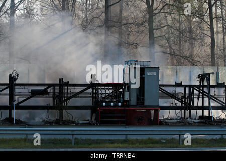 Hameenlinna Finlande 05/04/2016 La route est en cours d'asphaltage des routes. L'asphaltage de machines et de camions sont lentement vers l'avant. L'air est plein de Banque D'Images