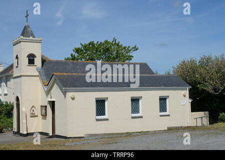 Eglise catholique romaine dans le port de pêche de meneau à Cornwall Banque D'Images