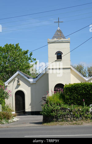 Eglise catholique romaine dans le port de pêche de meneau à Cornwall Banque D'Images