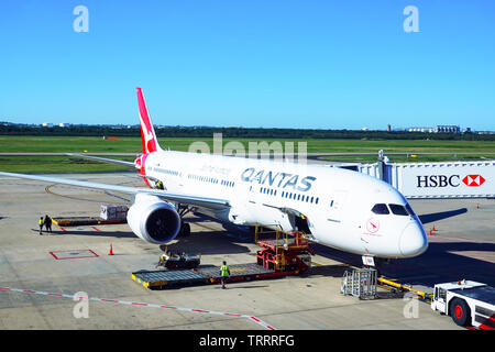 Un Airbus Qantas est stationné sur le tarmac de l'aéroport de Brisbane, Queensland, Australie Banque D'Images