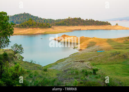 Réservoir d'eau à Pong, barrage Talwara, Punjab, en Inde. Beau paysage de capture en soirée. Banque D'Images