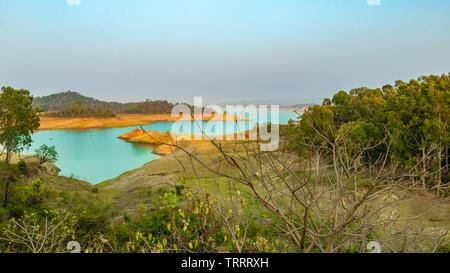 Réservoir d'eau à Pong, barrage Talwara, Punjab, en Inde. Beau paysage de capture en soirée. Banque D'Images