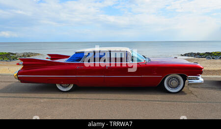 Classic 1950 Rouge porte 4 moteur Cadillac voiture garée sur promenade du front de mer. Banque D'Images