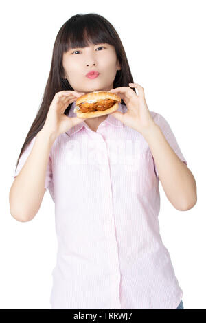 Belle femme chinoise de manger un sandwich au poulet isolé sur fond blanc Banque D'Images