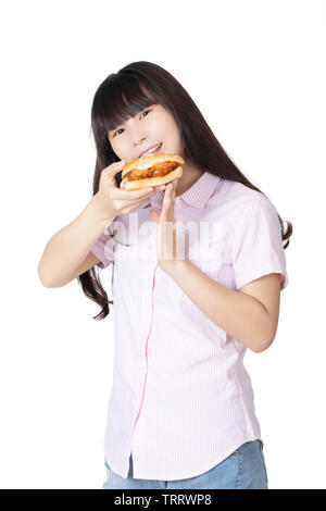 Belle femme chinoise de manger un sandwich au poulet isolé sur fond blanc Banque D'Images