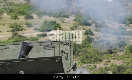 Les soldats de la 56e Stryker Brigade Combat Team fire un mortier de 120 mm pendant un exercice de tir réel tout en participant à l'exercice 2019 à la grève décisive Formation Support Center, Krivolak Macédoine du Nord, le 11 juin 2019. Grève décisive met en lumière la souplesse et la mobilité stratégique des forces terrestres pour répondre rapidement aux crises, permettant la présence de droite là où c'est nécessaire en cas de besoin. (U.S. Photo de l'armée par la FPC. Ashunteia' Smith) Banque D'Images