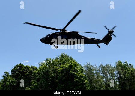 Un hélicoptère Black Hawk de l'armée américaine transportant des membres des Forces armées angolaises et de la Garde nationale américaine se prépare à la terre le 3 juin 2019, James A. Garfield au Camp d'entraînement militaire conjoint près de Newton Falls, Ohio. Les membres des Forces armées angolaises visiter le Camp Garfield à observer une intervention en cas de catastrophe et de l'exercice médical menée par la Garde nationale de l'Ohio la Force de réaction de l'Intérieure. Banque D'Images