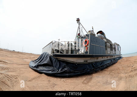 190609-N-WU565-235 - CAMP LEMONNIER, Djibouti - UN Landing Craft Air Cushion (LCAC) connecté au San Antonio-classe de transport amphibie USS station d'Arlington (LPD-24), effectue une vérification du système après qu'il est descendu à la plage rouge sur la base, 9 juin 2019. L'exercice d'atterrissage est une exigence pour certifier la plage, démontrer les capacités et la disponibilité opérationnelle. Camp Lemonnier est une installation opérationnelle qui permet aux États-Unis, les forces du pays alliés et partenaires d'être où et quand ils sont nécessaires pour assurer la sécurité en Europe, en Afrique et en Asie du Sud-Ouest. (U.S. Photo par marine Spécialiste de la communication de masse 2e Banque D'Images